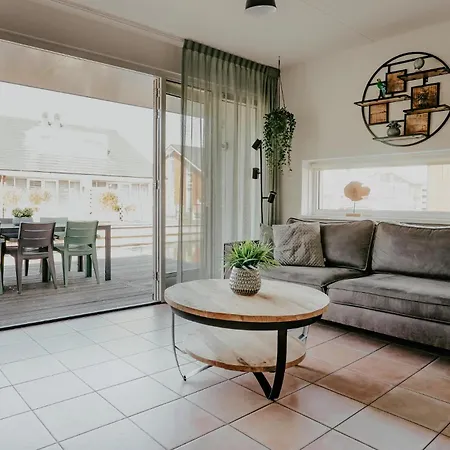 3 Bedroom Gorgeous In Hébergement de vacances Uitgeest